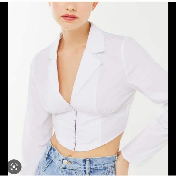 Lioness Long Sleeve Crop Top With Hook And Eye Closure - Picture 1 of 6